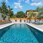 3 Bedroom Beautiful In Nyaraló Zára