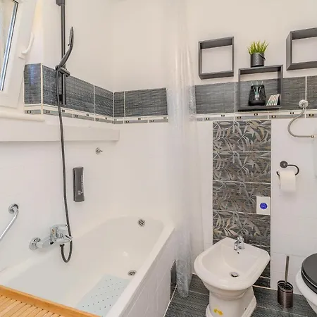 3 Bedroom Beautiful In 度假居 扎达尔