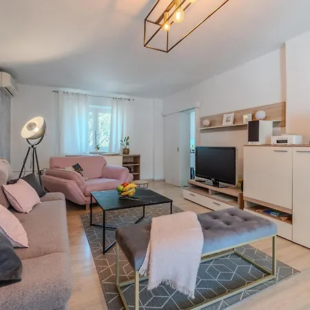 3 Bedroom Beautiful In * 扎达尔