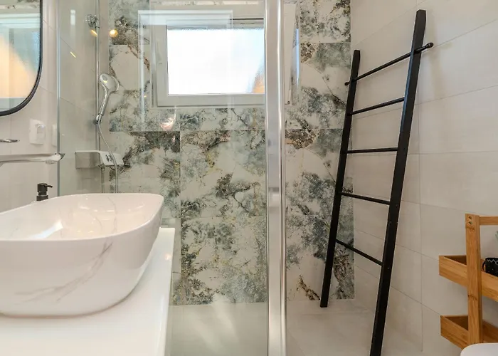 3 Bedroom Beautiful In Vikendica *