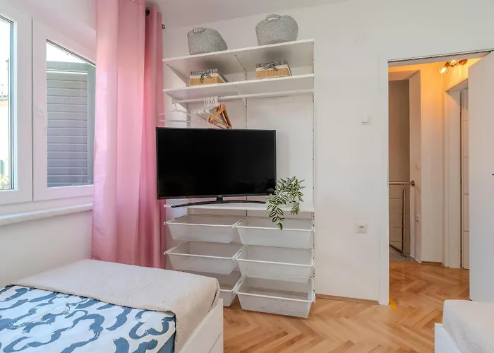 Vikendica 3 Bedroom Beautiful In *